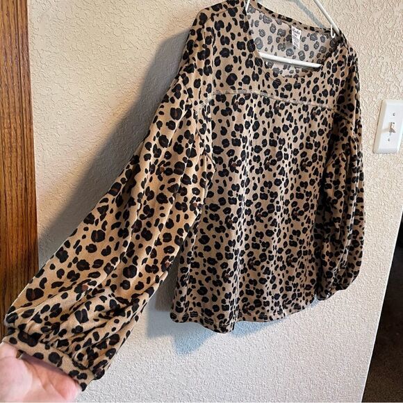 Moda- Cheetah Bubble Sleeve Blouse, Size M - Picture 4 of 7